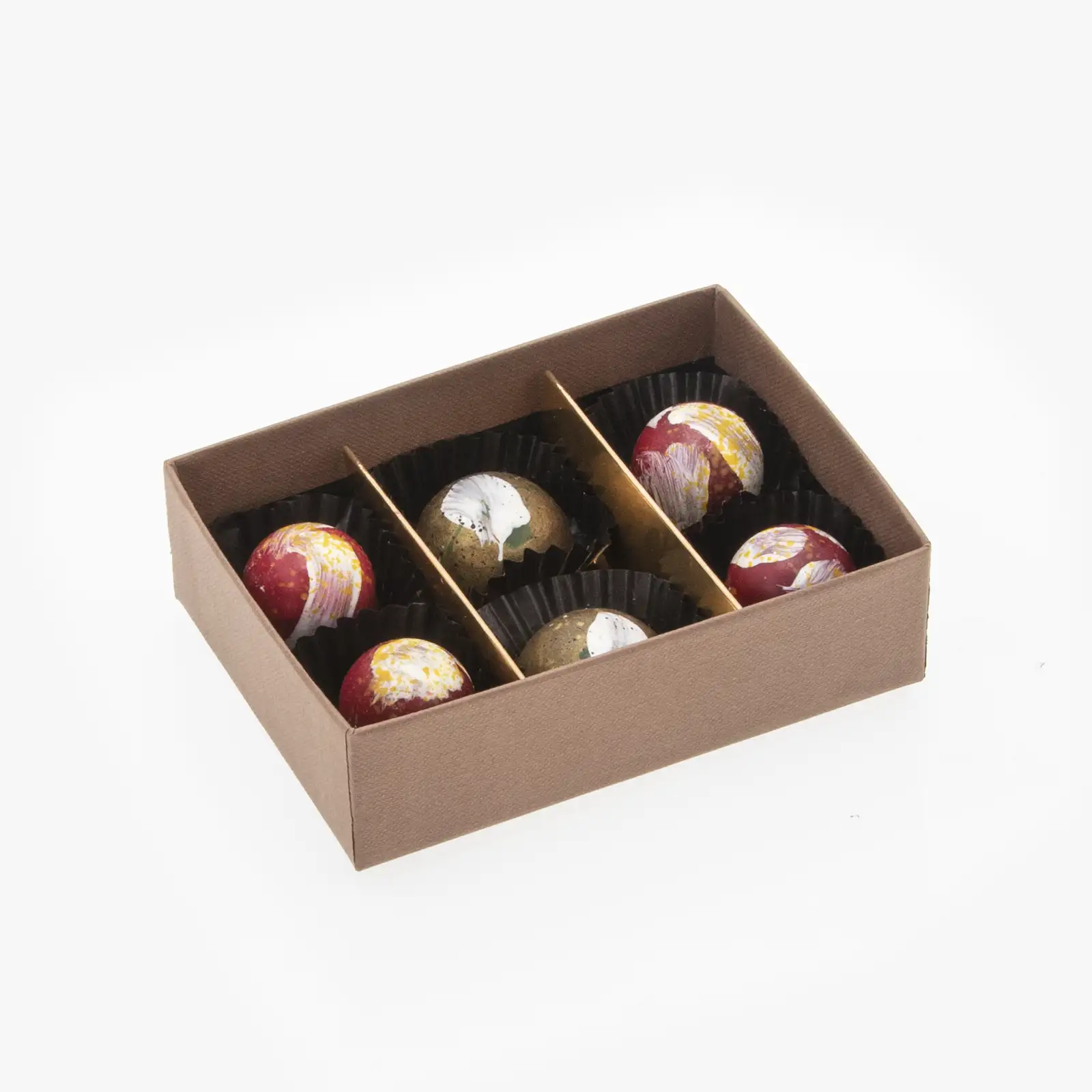 SPC2900_3_Dividers 6 Chocolate Shiny Gold_Pack of 25_in a box with chocolates in glassine cases