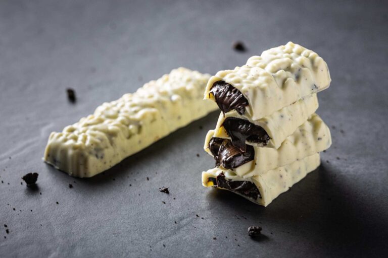 Black banana rum cookie bar by Callebaut